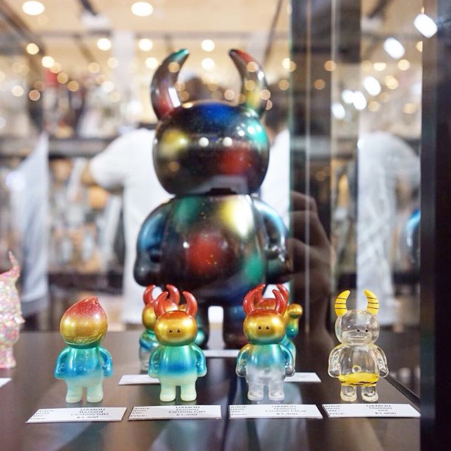 THAILAND TOY EXPO! A very limited edition run of Kindom Colour Big Uamou will be available as well as Thailand Rainbow Uamou, Bastard and Fortune Uamou. The Thailand Rainbow Series comes with a bright and vivid rainbow pattern in gold and sparkles on Clear and Gid type bodies. Please make sure to not miss them! If you are attending Thailand Toy Expo this year make sure to visit the Paradise Toy Booth quick before they will all run out! #UAMOU #PARADISETOY #ThailandToyExpo