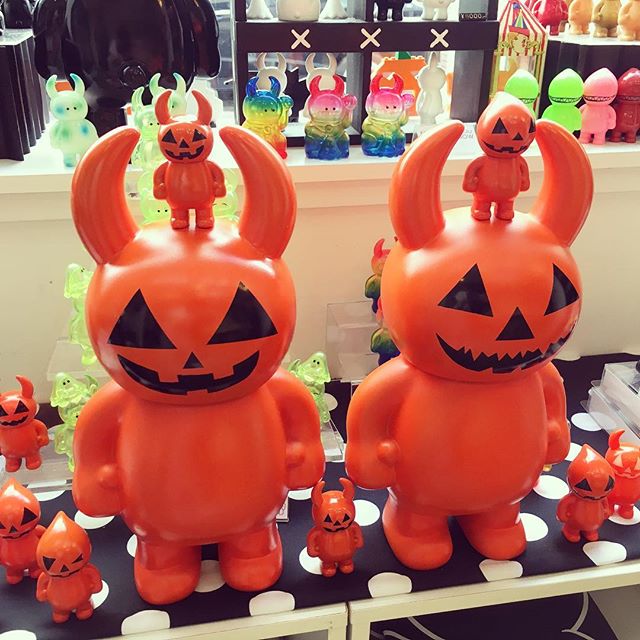 HALLOWEEN UAMOU AT STUDIO UAMOU!! Jack-0-Lantern Uamou and Bastard are available as a set and will be sold exclusively on our online shop! Both available with black or GID decorations! www.uamou.com #UAMOU #helloween #sofubi #ハロウィン #ソフビ